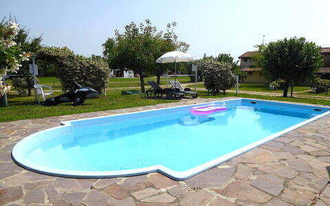 Silea Apartments, Pool, Garden, Treviso: Blau, Schwimmbad, Verbundwerkstoff, Resort, Freizeit, Schatten, Hinterhof, Hazienda, Garten, Hotel