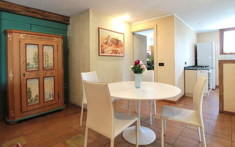 Silea Apartments, Pool, Garden, Treviso: Möbel, Interior Design, Flooring, Fussboden, Holz, Tabelle, Esszimmer, Zimmer, Decke, Küche & Esszimmer Tisch