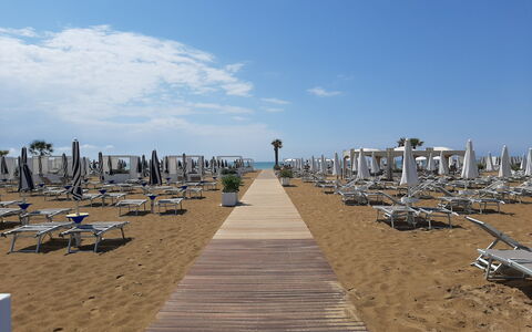 Silea Apartments, Pool, Garden, Treviso: Horizont, Strand, Meer, Ozean, Küste, Schatten, Ufer, Gartenmöbel, Sand, Tropen