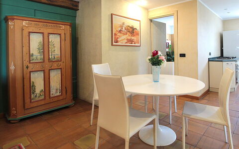 Silea Apartments, Pool, Garden, Treviso: Möbel, Interior Design, Flooring, Holz, Tabelle, Fussboden, Esszimmer, Zimmer, Küche & Esszimmer Tisch, Stuhl