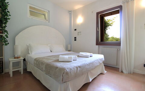Silea Apartments, Pool, Garden, Treviso: Interior Design, Schlafzimmer, Bett, Decke, Möbel, Zimmer, Fussboden, Zuhause, Bedding, Bettdecke