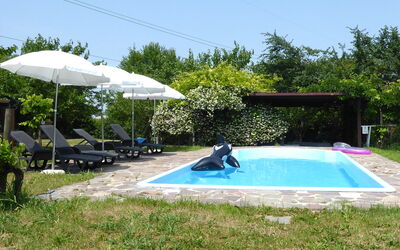 Silea Apartments, Pool, Garden, Treviso: Schwimmbad, Gartenmöbel, Regenschirm, Resort, Freizeit, Möbel, Schatten, Sonnenliege, Eco Hotel, Stuhl