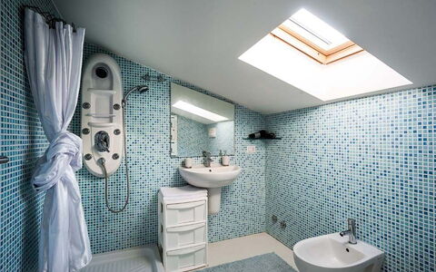 Cala Marina: Blau, Badezimmer, Armatur, Interior Design, Flooring, Bad Sink, Fussboden, Sinken, Toilette, Zapfhahn