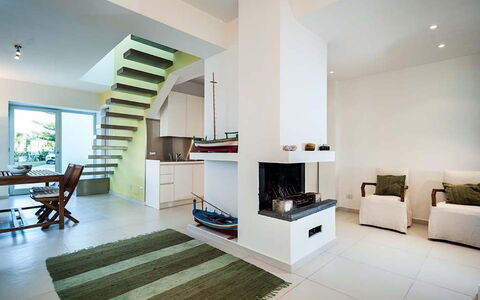 Cala Marina: Möbel, Interior Design, Flooring, Fussboden, Wand, Decke, Zimmer, Holz, Wohnzimmer, Couch