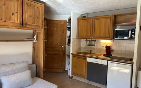 Les Deux Alpes 628: Möbel, Holz, Cabinetry, Flooring, Interior Design, Fussboden, Schrank, Küche, Countertop, Zimmer