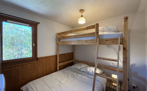 Les Deux Alpes 628: Holz, Schlafzimmer, Fussboden, Flooring, Holzbeize, Hartholz, Bett, Möbel, Decke, Bettrahmen