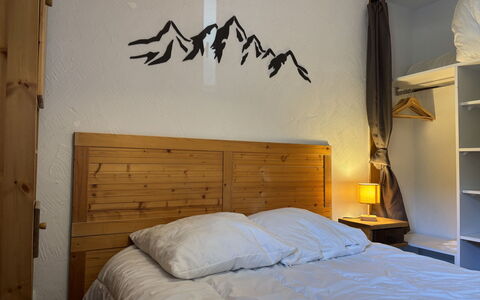 Les Deux Alpes 628: Bett, Schlafzimmer, Wand, Bedding, Bettdecke, Holz, Interior Design, Möbel, Linens, Beleuchtung