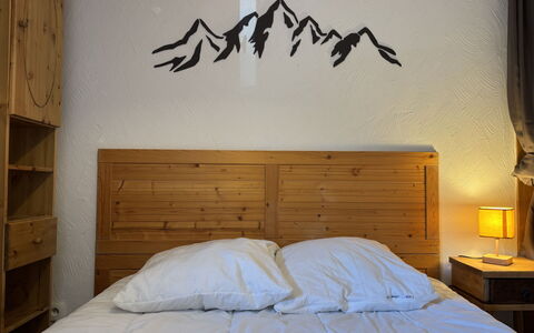 Les Deux Alpes 628: Schlafzimmer, Bedding, Bett, Linens, Bettrahmen, Kissen, Bettdecke, Dekokissen, Design, Holzbeize