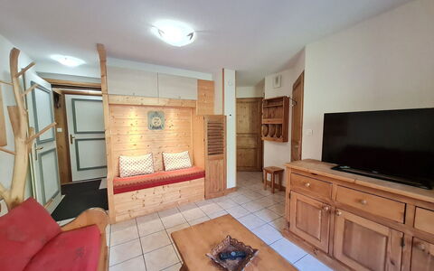 Balcons des Pistes C: Interior Design, Möbel, Holz, Flooring, Fussboden, Decke, Zimmer, Cabinetry, Holzbeize, Schublade