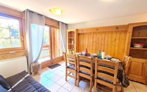 Balcons des Pistes C: Holz, Flooring, Interior Design, Fussboden, Möbel, Decke, Holzbeize, Hartholz, Zimmer, Holzboden