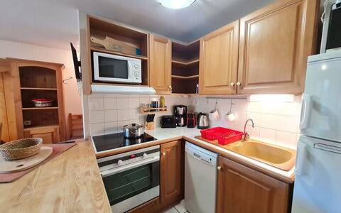 Balcons des Pistes C: Küchengerät, Küche, Countertop, Major Appliance, Cabinetry, Möbel, Holz, Flooring, Interior Design, Herd