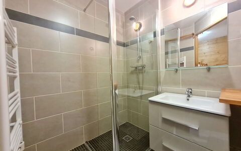 Balcons des Pistes C: Flooring, Fussboden, Armatur, Interior Design, Badezimmer, Installation, Bad Sink, Decke, Sinken, Dusche
