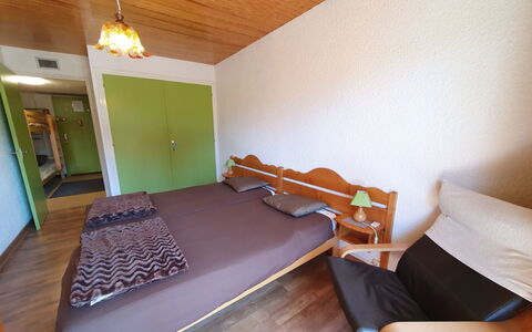 Résidence B: Möbel, Fussboden, Flooring, Interior Design, Holz, Bett, Schlafzimmer, Decke, Zimmer, Bettdecke