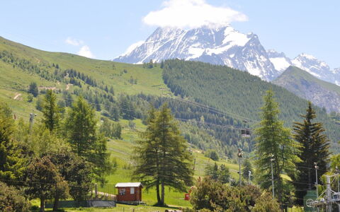 Eperon 3: Berg, Bergforms, Baum, Gras, Natur, Hügel, Gebirge, Natürliche Landschaft, Hochland, Landschaft