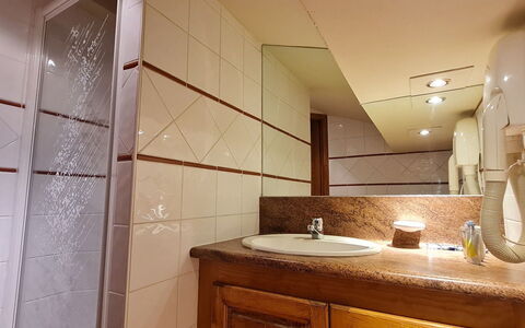 Alpina Lodge: Wand, Flooring, Holz, Fussboden, Armatur, Bad Sink, Interior Design, Badezimmer, Decke, Installation