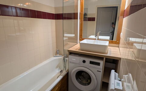 V du Bachat Arolles a: Flooring, Waschmaschine, Fussboden, Armatur, Interior Design, Wäschetrockner, Installation, Wäschekammer, Badezimmer, Zimmer