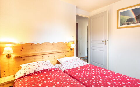 V du Bachat Arolles a: Interior Design, Möbel, Schlafzimmer, Decke, Linens, Wohnung, Bett, Bettdecke, Zimmer, Bedding