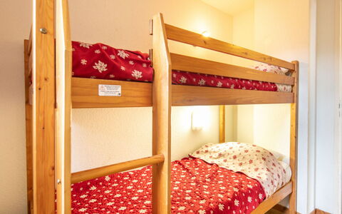 V du Bachat Arolles a: Bett, Holz, Schlafzimmer, Bettdecke, Bedding, Etagenbett, Interior Design, Fussboden, Flooring, Textil