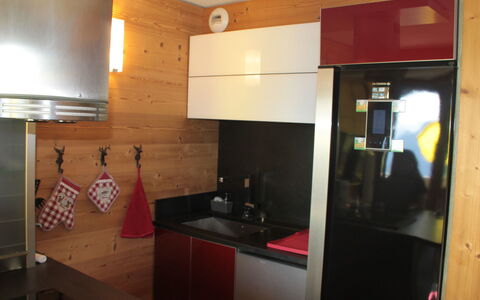 T du Morel a: Küchengerät, Flooring, Küche, Major Appliance, Countertop, Holz, Interior Design, Cabinetry, Haushaltsgerät, Möbel