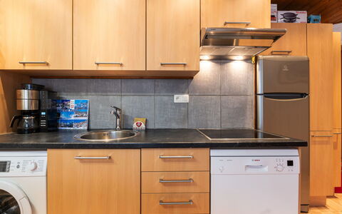 Praz des Esserts: Küche, Küchengerät, Major Appliance, Countertop, Holz, Cabinetry, Möbel, Interior Design, Flooring, Fussboden