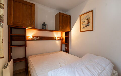 Praz des Esserts: Bett, Schlafzimmer, Möbel, Holz, Interior Design, Bettdecke, Bedding, Zimmer, Fussboden, Flooring