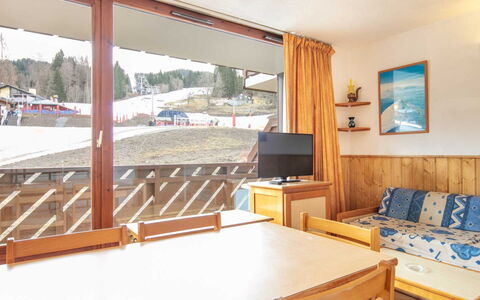 Les Eterlous: Holzbeize, Hotel