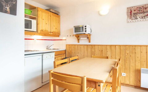 Les Eterlous: Möbel, Interior Design, Flooring, Zimmer, Fussboden, Decke, Schreibtisch, Cabinetry, Stuhl, Holzbeize
