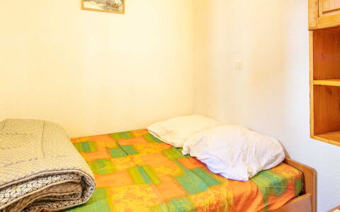Les Eterlous: Bett, Schlafzimmer, Wand, Bettdecke, Bedding, Möbel, Holz, Interior Design, Fussboden, Gelb