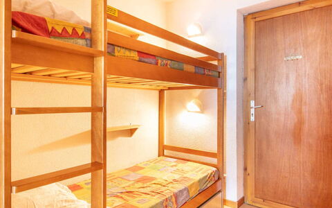 Les Eterlous: Bett, Schlafzimmer, Holz, Etagenbett, Fussboden, Interior Design, Bettdecke, Bedding, Flooring, Decke