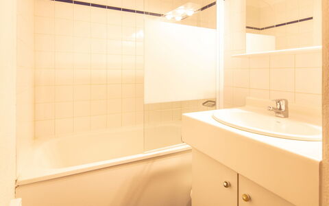 Les Eterlous: Flooring, Interior Design, Fussboden, Armatur, Badezimmer, Decke, Bad Sink, Installation, Sinken, Zapfhahn