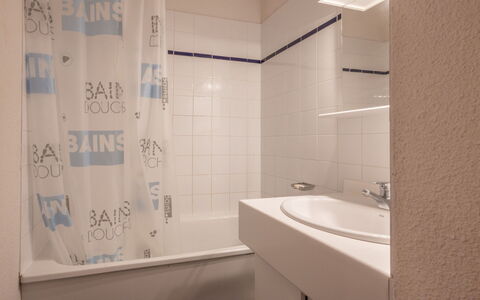 Les Eterlous: Armatur, Badezimmer, Interior Design, Installation, Flooring, Bad Sink, Fussboden, Zapfhahn, Sinken, Zimmer