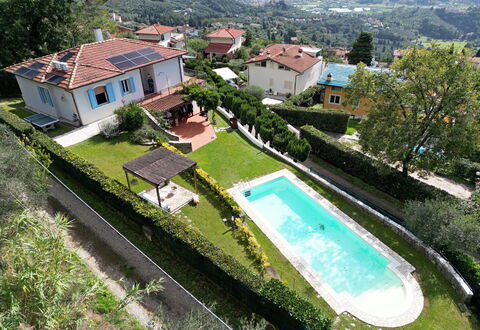 Villa Corsanico: Schwimmbad, Wohngebiet, Haus, Dach, Menschliche Siedlung, Zuhause, Resort, Estate, Garten, Eco Hotel