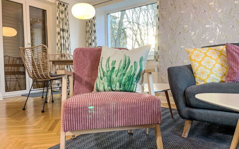 Seeglück: Möbel, Interior Design, Flooring, Fussboden, Stuhl, Wohnzimmer, Textil, Zimmer, Komfort, Braun