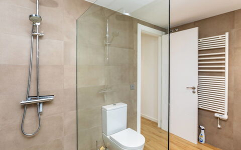 La Manzaneta: Badezimmer, Flooring, Fussboden, Wand, Armatur, Interior Design, Toilette, Toilleten Sitz, Installation, Dusche