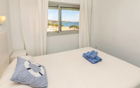 Playa de Aro 211: Schlafzimmer, Möbel, Bett, Bedding, Bettdecke, Zuhause, Linens, Wohnung, Bettrahmen, Kissen