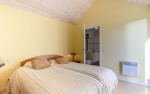 Les Guérins: Interior Design, Flooring, Fussboden, Bett, Wand, Schlafzimmer, Holz, Decke, Möbel, Zimmer