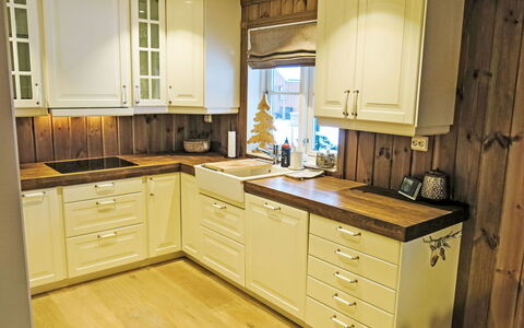 Knodden: Flooring, Holz, Küche, Countertop, Cabinetry, Interior Design, Küchengerät, Fussboden, Schublade, Holzbeize