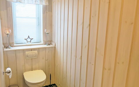 Knodden: Holz, Flooring, Fussboden, Toilleten Sitz, Toilette, Armatur, Badezimmer, Planke, Holzbeize, Hartholz