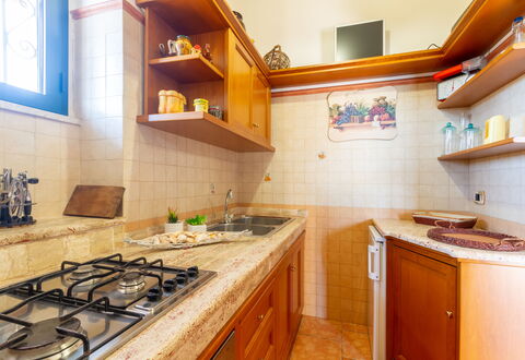 Luxury Private Villa With Garden: Küche, Küchengerät, Countertop, Major Appliance, Holz, Interior Design, Flooring, Spüle, Cabinetry, Herd