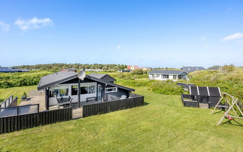 Erblin - 400M from the Sea: Estate, Schatten, Auffahrt, Bauernhaus
