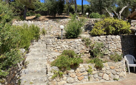 Villa Argentina: Strauch, \Fels, Steinwand, Garten, Ground, Landscaping, Flagstone, Bedrock
