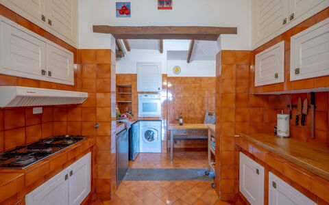 Villa Argentina: Küche, Flooring, Countertop, Holz, Interior Design, Major Appliance, Fussboden, Küchengerät, Cabinetry, Möbel