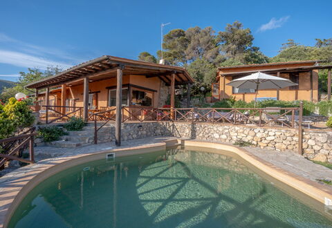 Villa Argentina: Schwimmbad, Resort, Eco Hotel, Schatten, Landscaping, Water Feature, Estate, Outdoor Struktur, Flagstone, Gartenmöbel