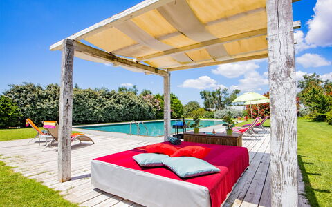 Villa Flaminia: Gartenmöbel, Schwimmbad, Möbel, Resort, Schatten, Freizeit, Eco Hotel, Gazebo, Outdoor Struktur, Stuhl