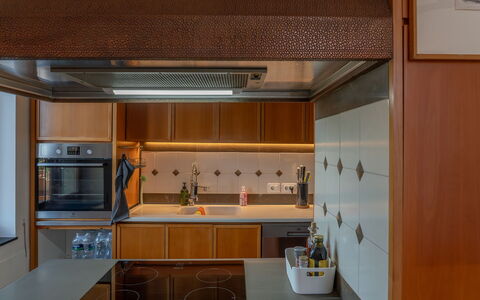 Ca' Nelly: Küche, Interior Design, Holz, Countertop, Decke, Flooring, Küchengerät, Cabinetry, Beleuchtung, Major Appliance
