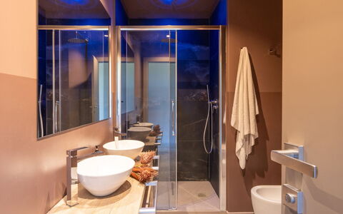 Villa Feronia: Interior Design, Flooring, Wand, Armatur, Badezimmer, Fussboden, Beleuchtung, Möbel, Installation, Zapfhahn