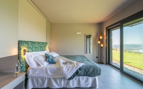 Villa Feronia: Kissen, Schlafzimmer, Hotel, Resort, Bett, Villa, Linens, Lampe, Suite, Dekokissen