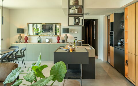 Villa Feronia: Möbel, Interior Design, Küche, Countertop, Holz, Decke, Flooring, Light Fixture, Cabinetry, Beleuchtung