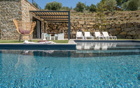 Villa Feronia: Blau, Schwimmbad, Verbundwerkstoff, Resort, Gartenmöbel, Sonnenliege, Schatten, Stuhl, Eco Hotel, Flagstone