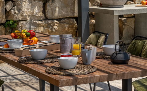 Villa Feronia: Geschirr, Essen, Tabelle, Möbel, Servierware, Drinkware, Dishware, Zutat, Teller
